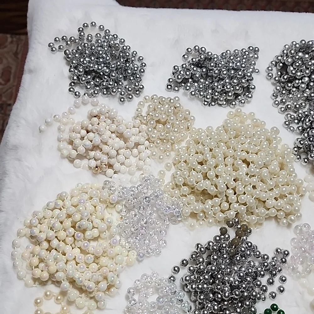 LARGE ASSORTMENT OF SPARKLY ✨️ BEADS BUNDLE.